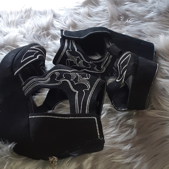 Sandals - Picture 4 of 4